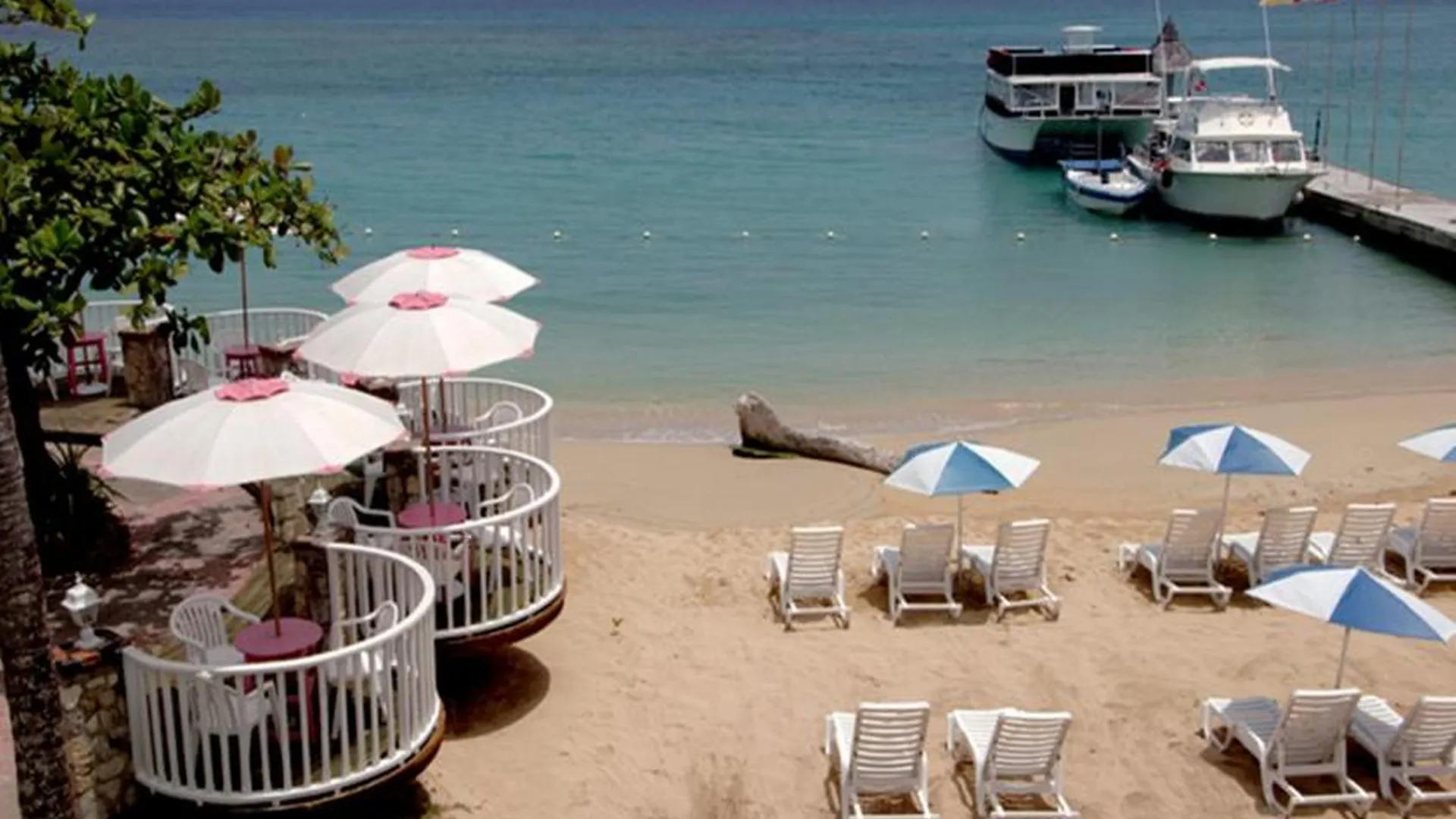 Shaw Park Beach Hotel & Spa location